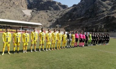 Geliri depremzedelere bağışlanacak olan dostluk maçında Gümüşhanespor ile Bayburt Özel İdarespor karşılaştı.