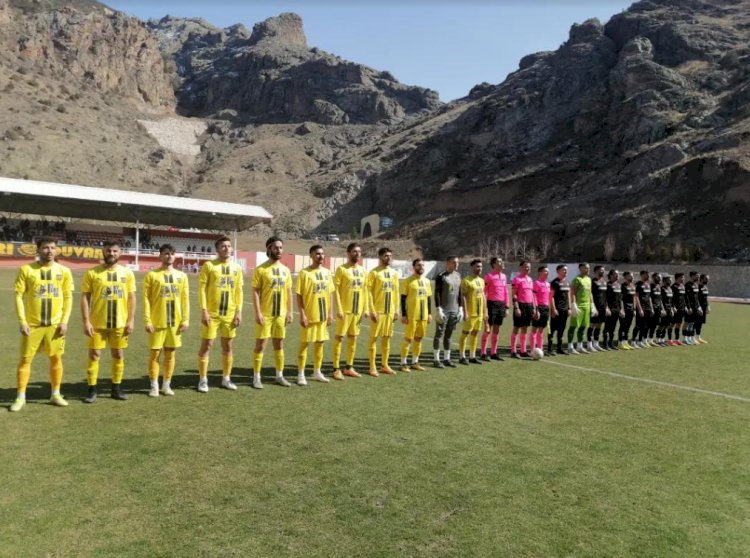 Geliri depremzedelere bağışlanacak olan dostluk maçında Gümüşhanespor ile Bayburt Özel İdarespor karşılaştı.