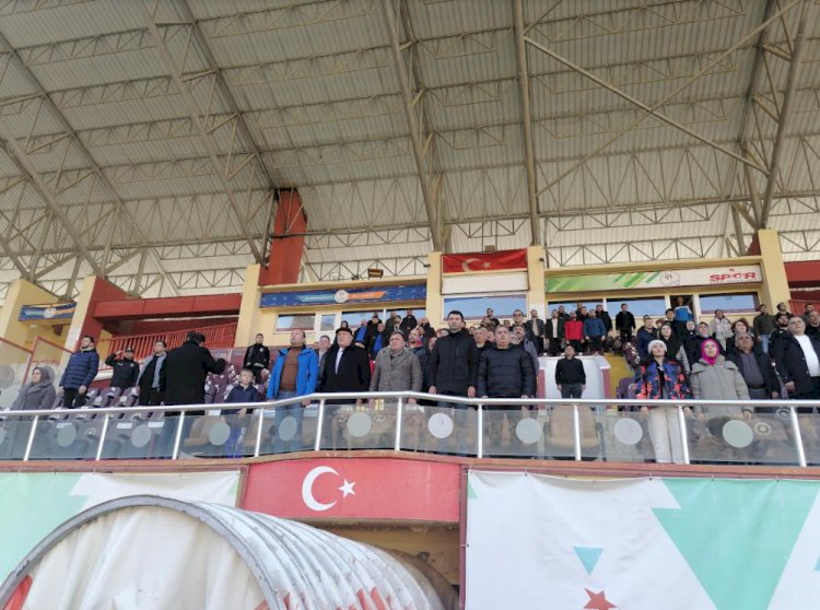 Geliri depremzedelere bağışlanacak olan dostluk maçında Gümüşhanespor ile Bayburt Özel İdarespor karşılaştı.