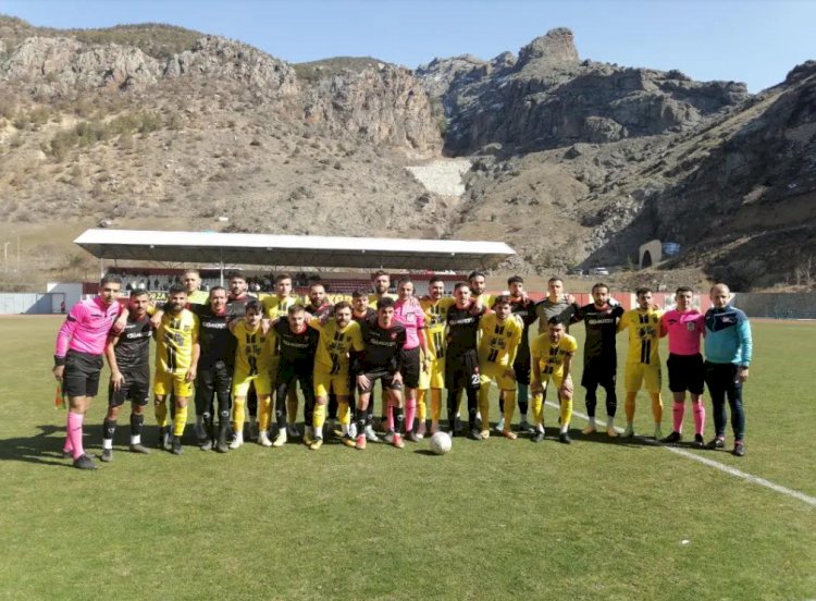 Geliri depremzedelere bağışlanacak olan dostluk maçında Gümüşhanespor ile Bayburt Özel İdarespor karşılaştı.