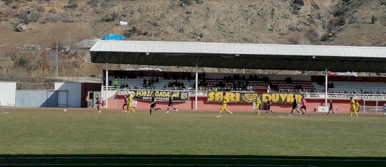 Geliri depremzedelere bağışlanacak olan dostluk maçında Gümüşhanespor ile Bayburt Özel İdarespor karşılaştı.