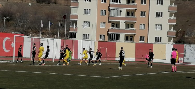 Geliri depremzedelere bağışlanacak olan dostluk maçında Gümüşhanespor ile Bayburt Özel İdarespor karşılaştı.